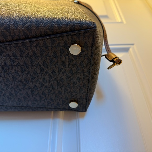 Michael Kors East West Tote - Picture 5 of 8